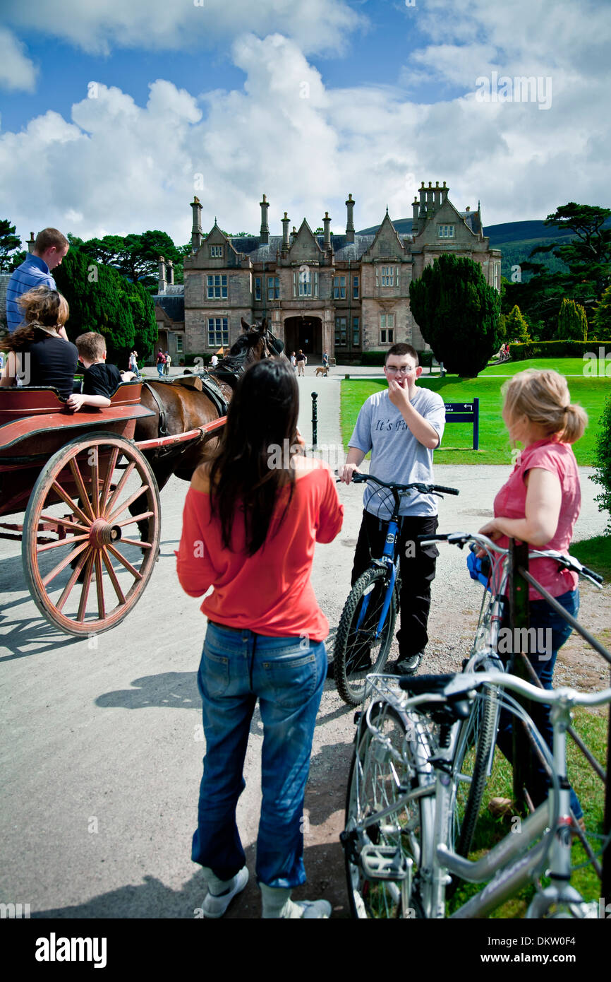 Muckross House e turisti. Parco Nazionale di Killarney. Contea di Kerry, Irlanda, Europa. Foto Stock
