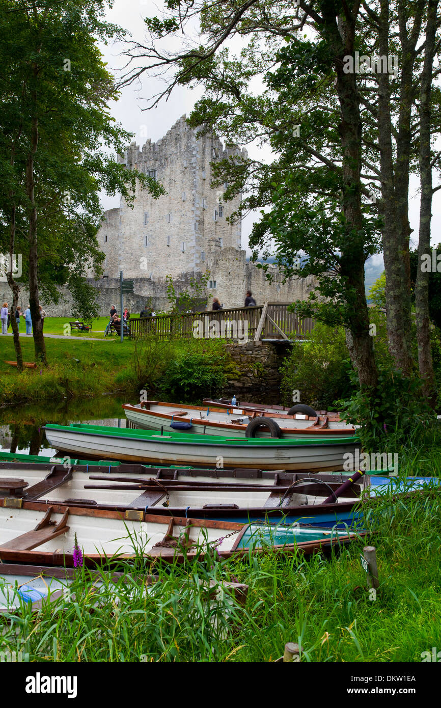 Barche nel Castello di Ross. Parco Nazionale di Killarney. Contea di Kerry, Irlanda, Europa. Foto Stock