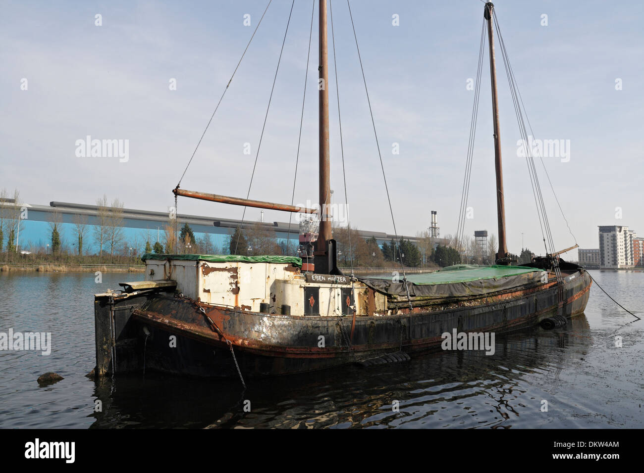 La vecchia chiatta costiera abbandonata, Eben Haezer, ormeggiata presso il Molo di Cardiff, vecchio Bute East Dock Galles, Regno Unito. Foto Stock