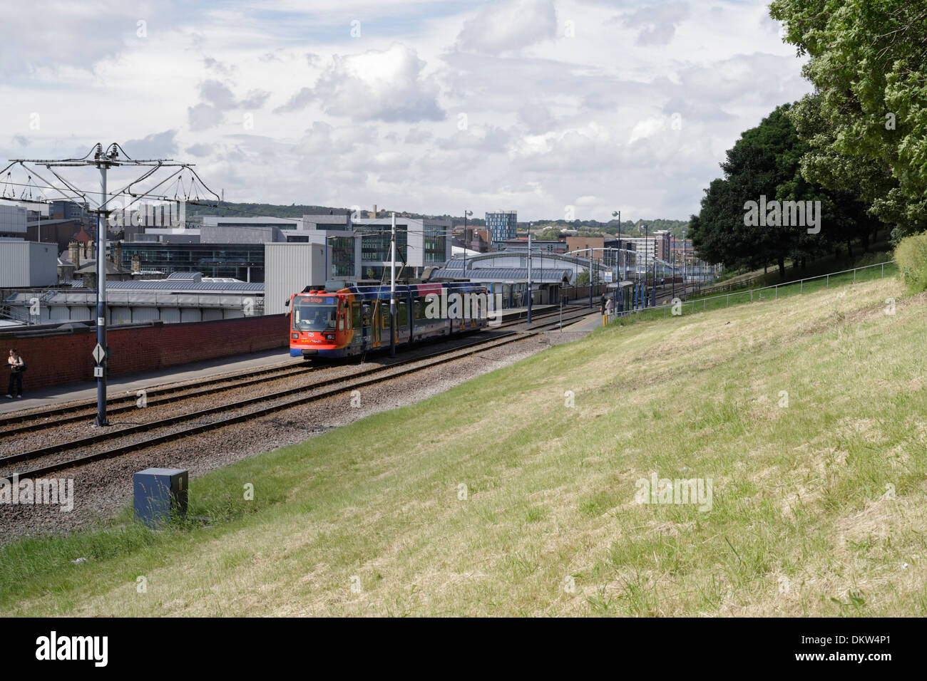 Supertram di Sheffield vicino alla stazione ferroviaria Foto Stock