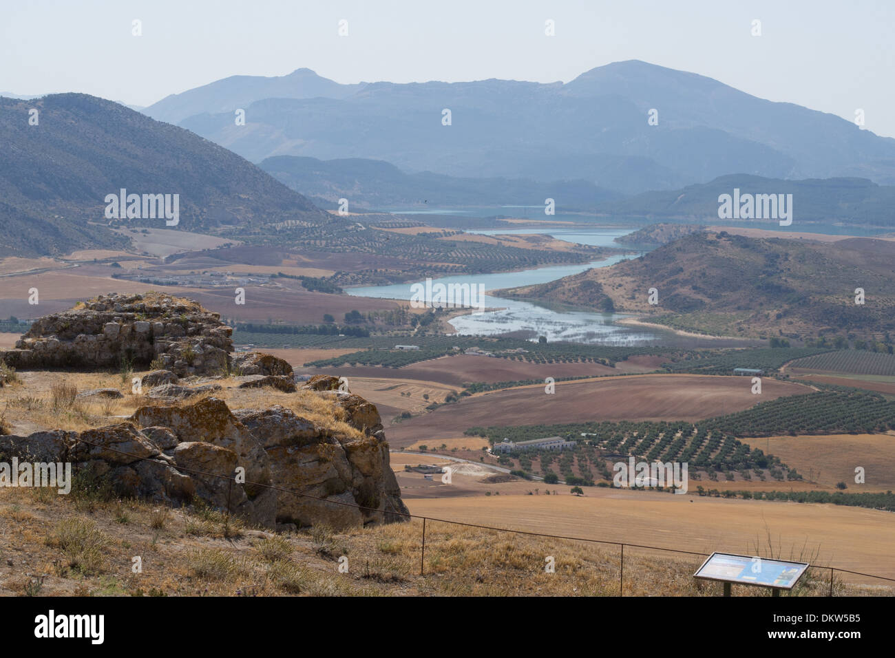 Vista dalle rovine del castello a Teba, sulla campagna circostante, Andalusia, Spagna Foto Stock
