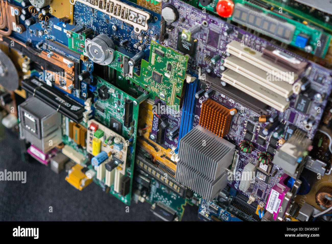 Varie schede di circuito e altre parti del computer sono collaged in 'binary sedia 01' dall'artista Benjamin Rollins Caldwell Foto Stock