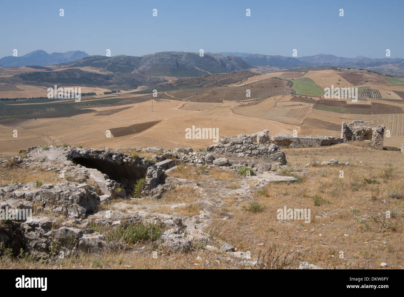 Le rovine del castello a Teba, uno dei villaggi bianchi (Pueblos Blancos) di Andalusia, Spagna. Foto Stock