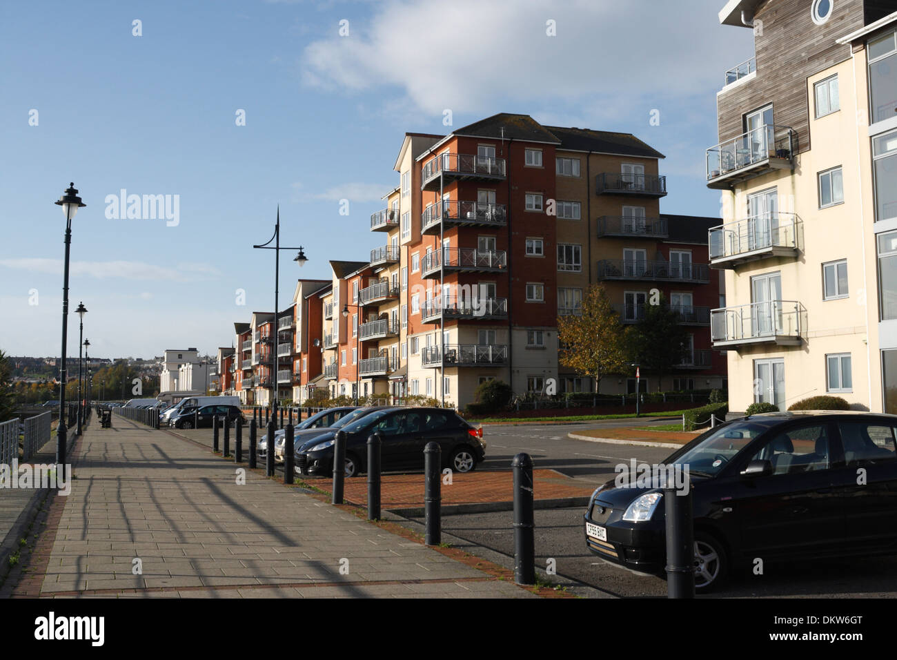 Waterside Flats Apartments at Barry Docks Wales UK, zona portuale che ospita edifici residenziali di sviluppo, proprietà contemporanea Foto Stock