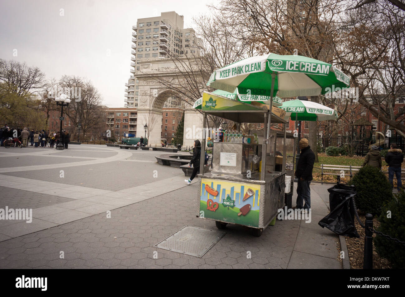 Hot Dog, i fornitori e i loro sostenitori protestare contro il rifiuto di rinnovare i contratti di locazione di hot dog fornitori da Washington Square Park Foto Stock