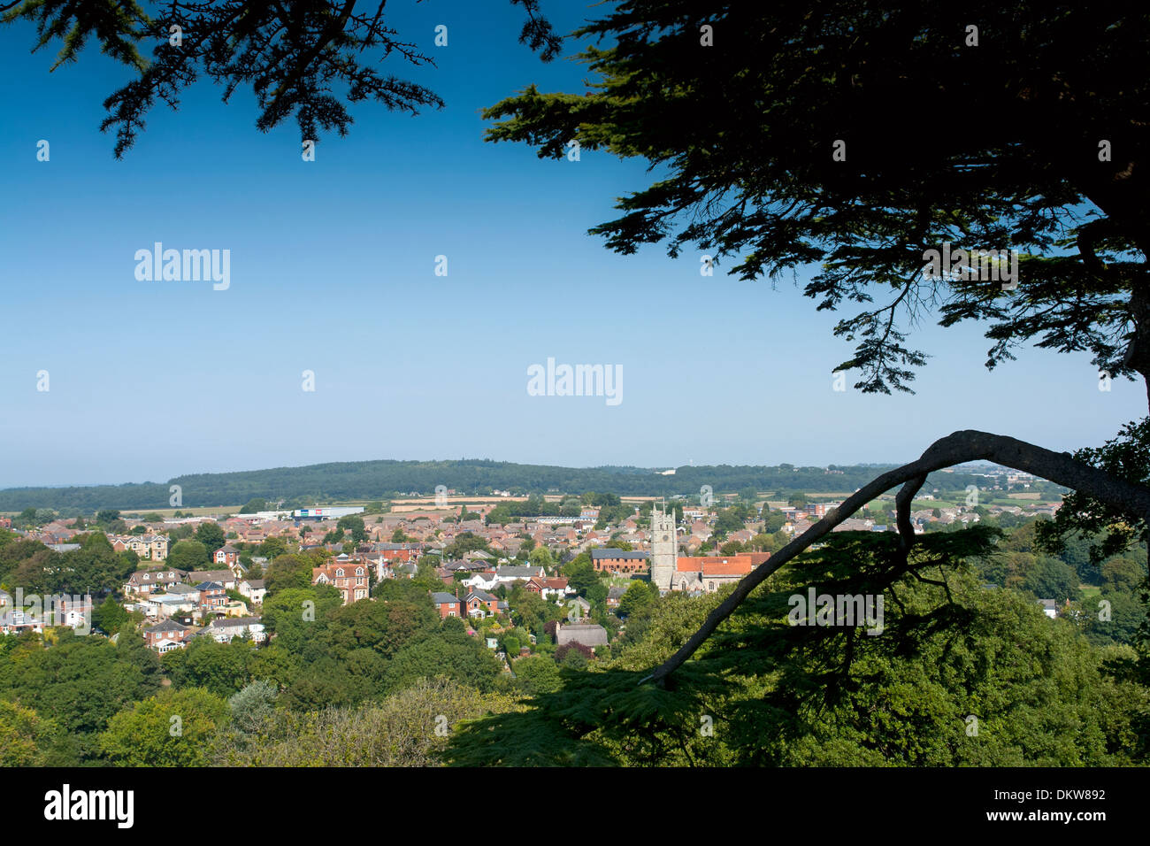 Vista di Newport, Isle of Wight, dai bastioni del vicino castello di Carrisbrooke Foto Stock