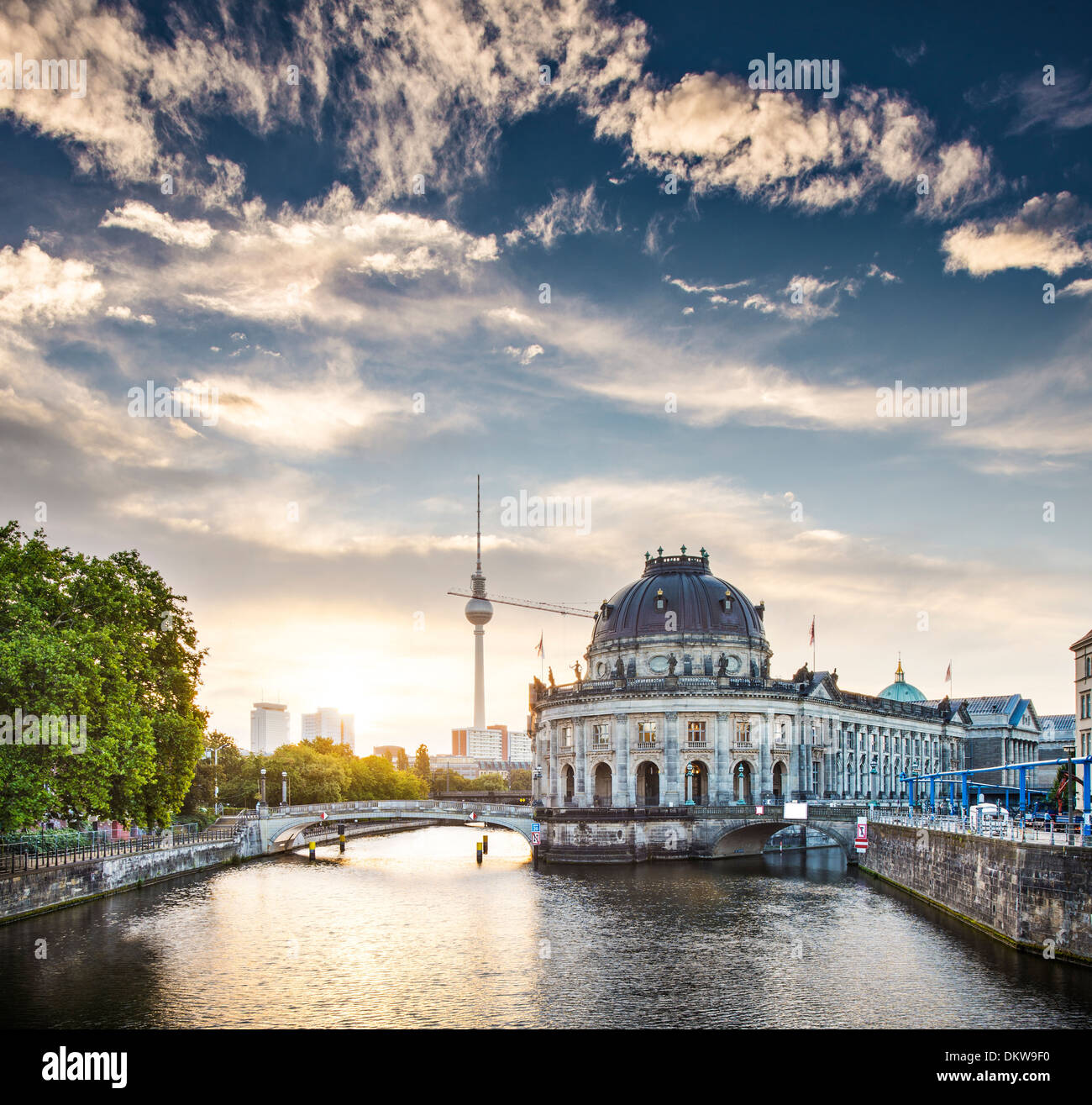 Berlino, Germania vista dell'Isola dei Musei e la torre della televisione poco dopo l'alba. Foto Stock