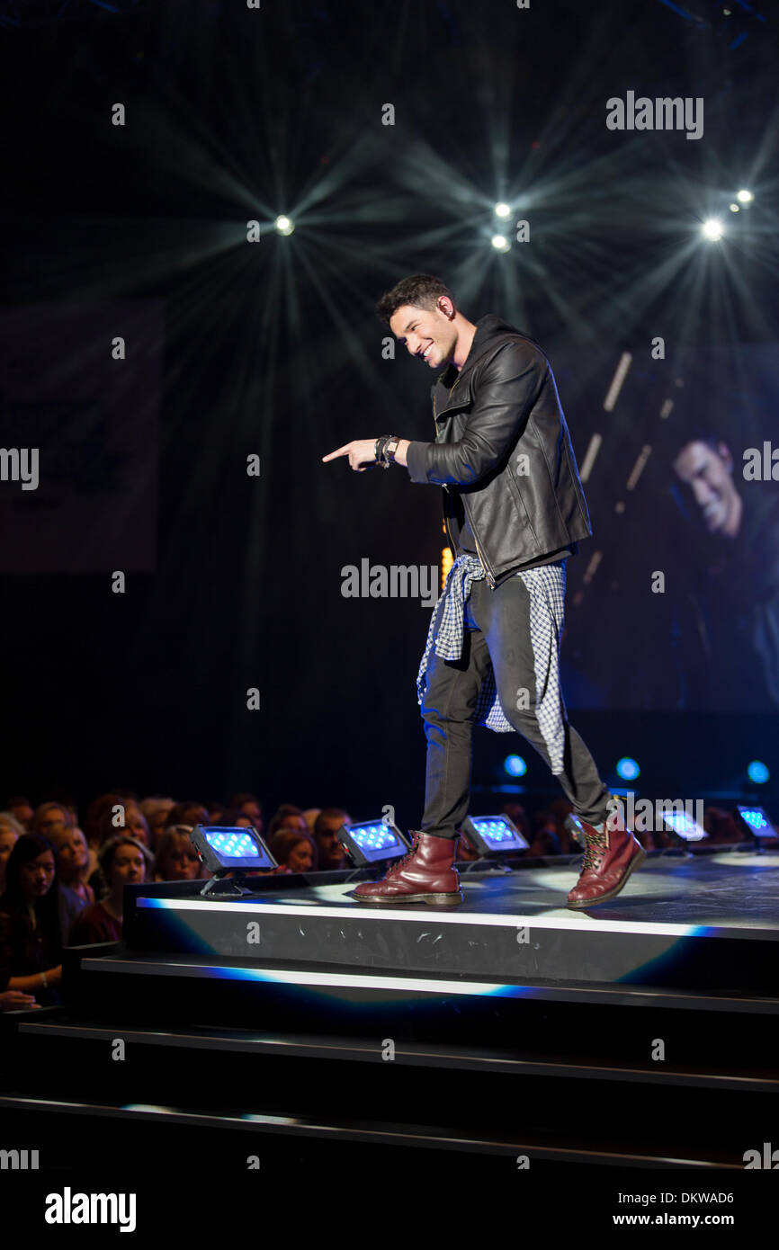 Birmingham, Regno Unito. Il 9 dicembre, 2013. Vestiti show dal vivo presso il National Exhibition Centre di Birmingham, UK. Scott Innes apre la passerella principali mostrano, Scott era precedentemente un membro del boy band Vice e tempi di credito rosso: Paolo Hastie/Alamy Live News Foto Stock