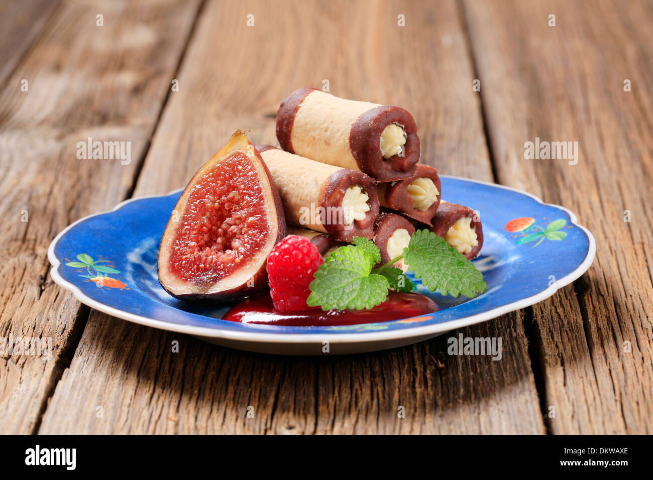 Crema di latte riempito rotoli guarnita con frutta e coulis Foto Stock