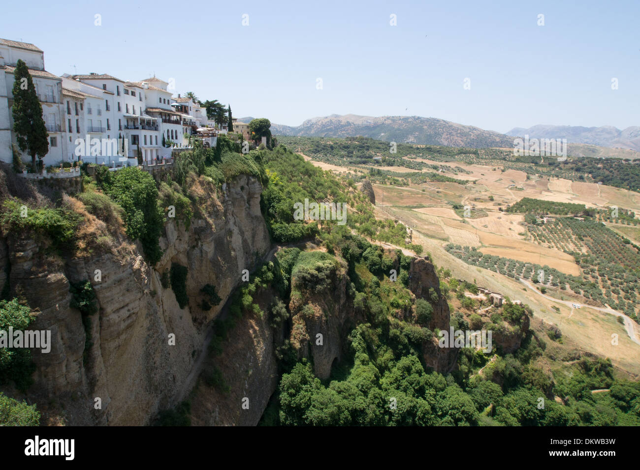 Vista dal XVIII secolo "Puente Nuevo' (Nuovo) bridge spanning El Tajo gorge, Ronda, Andalusia, Spagna Foto Stock