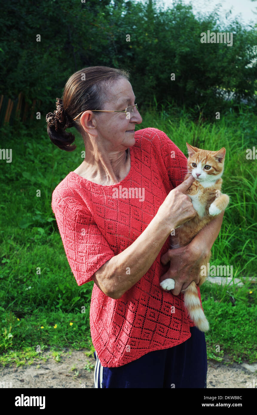 Stile di vita rurale 2013 - 4. Ritratto di donna-contadina con un rosso gattino preferito. Foto Stock