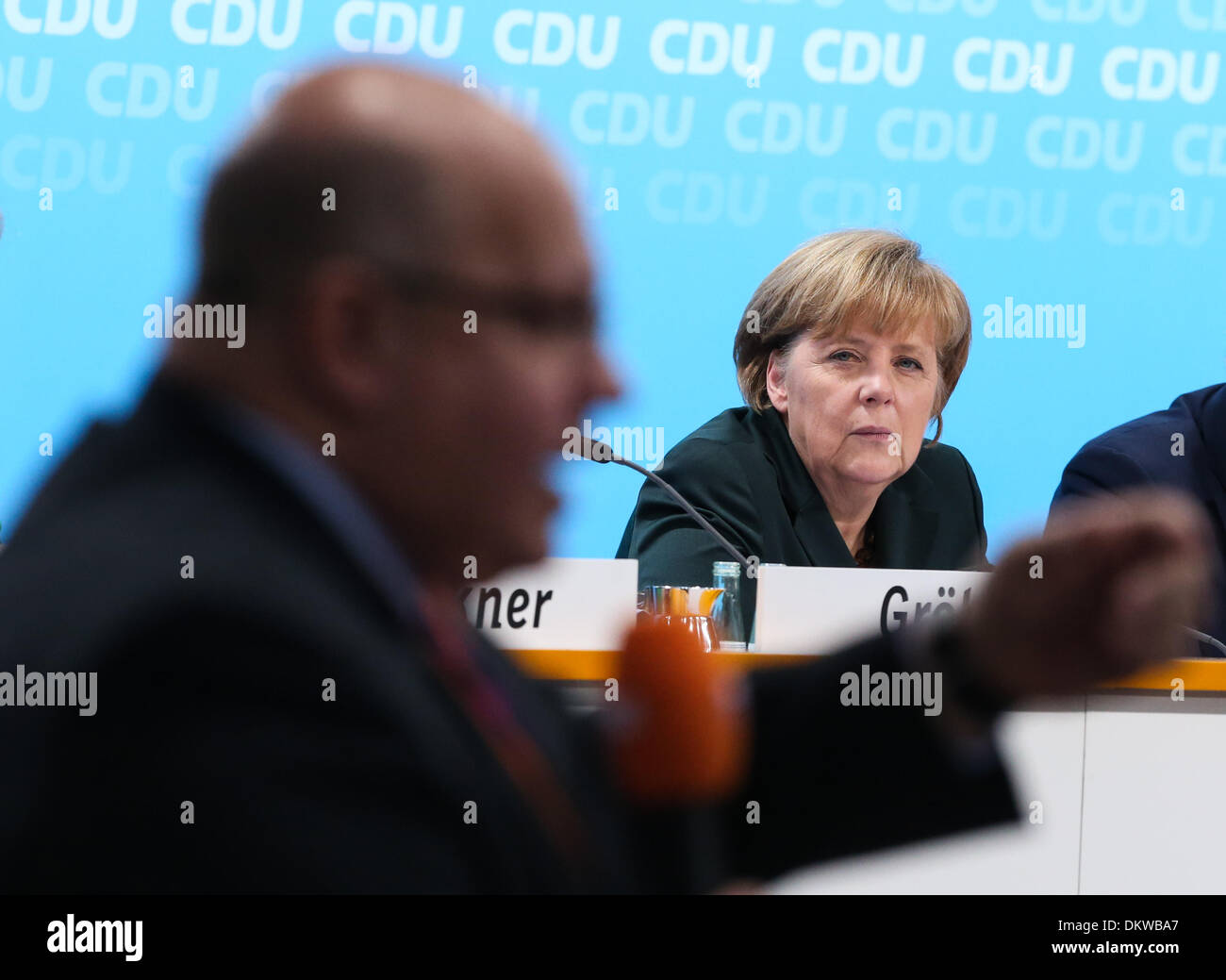 Berlino, Germania. Il 9 dicembre, 2013. Il cancelliere tedesco Angela Merkel partecipa a una conferenza di partito di Germania cristiano dell Unione Democratica (CDU) di Berlino, Germania, su Dec, 9, 2013. Angela Merkel di blocco conservatore della CDU ha votato per l'alleanza con il centro-sinistra il Partito socialdemocratico (SPD) su una piccola conferenza di partito il lunedì. © Zhang ventola/Xinhua/Alamy Live News Foto Stock