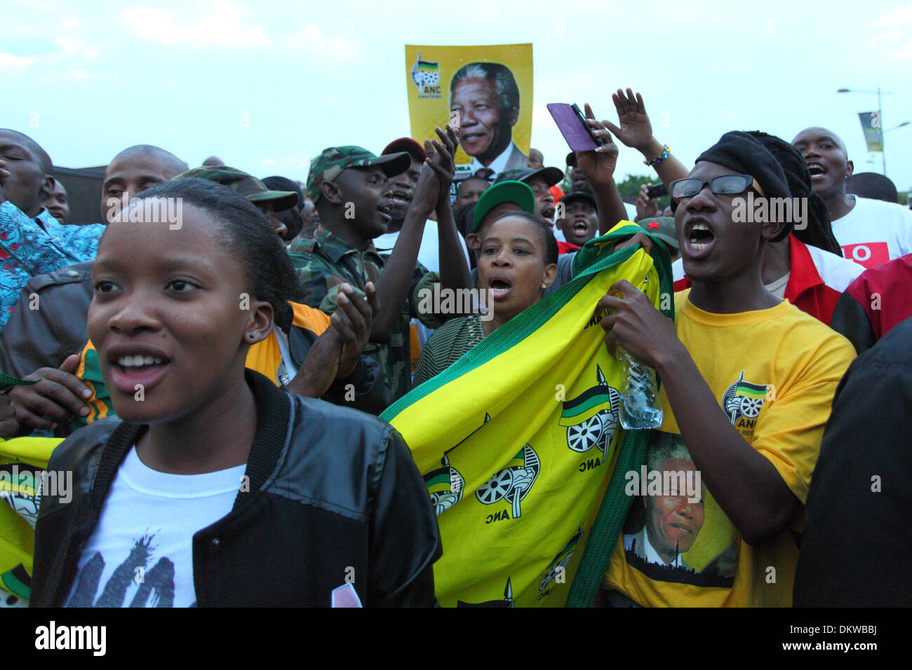 Soweto, Sud Africa. L'8 dicembre, 2013. La folla si radunano per piangere la morte e celebrare la vita di Nelson Rolihlahla Mandela al di fuori della sua ex casa in Vilakazi street di Soweto. Johannesburg. Sud Africa domenica 8 dicembre 2013 foto da Zute Lightfoot/Alamy Live News Foto Stock