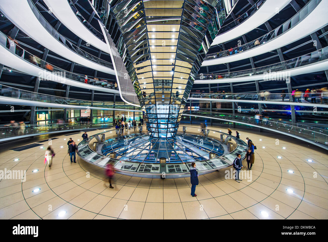 Il Reichstag cupola di vetro a Berlino, Germania. Foto Stock