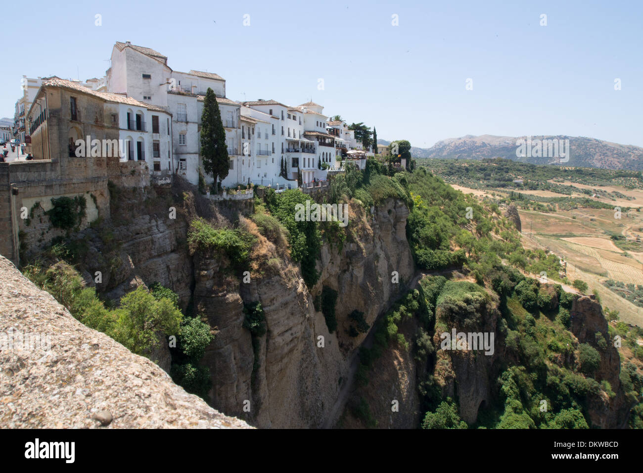 Vista dal XVIII secolo "Puente Nuevo' (Nuovo) bridge spanning El Tajo gorge, Ronda, Andalusia, Spagna Foto Stock