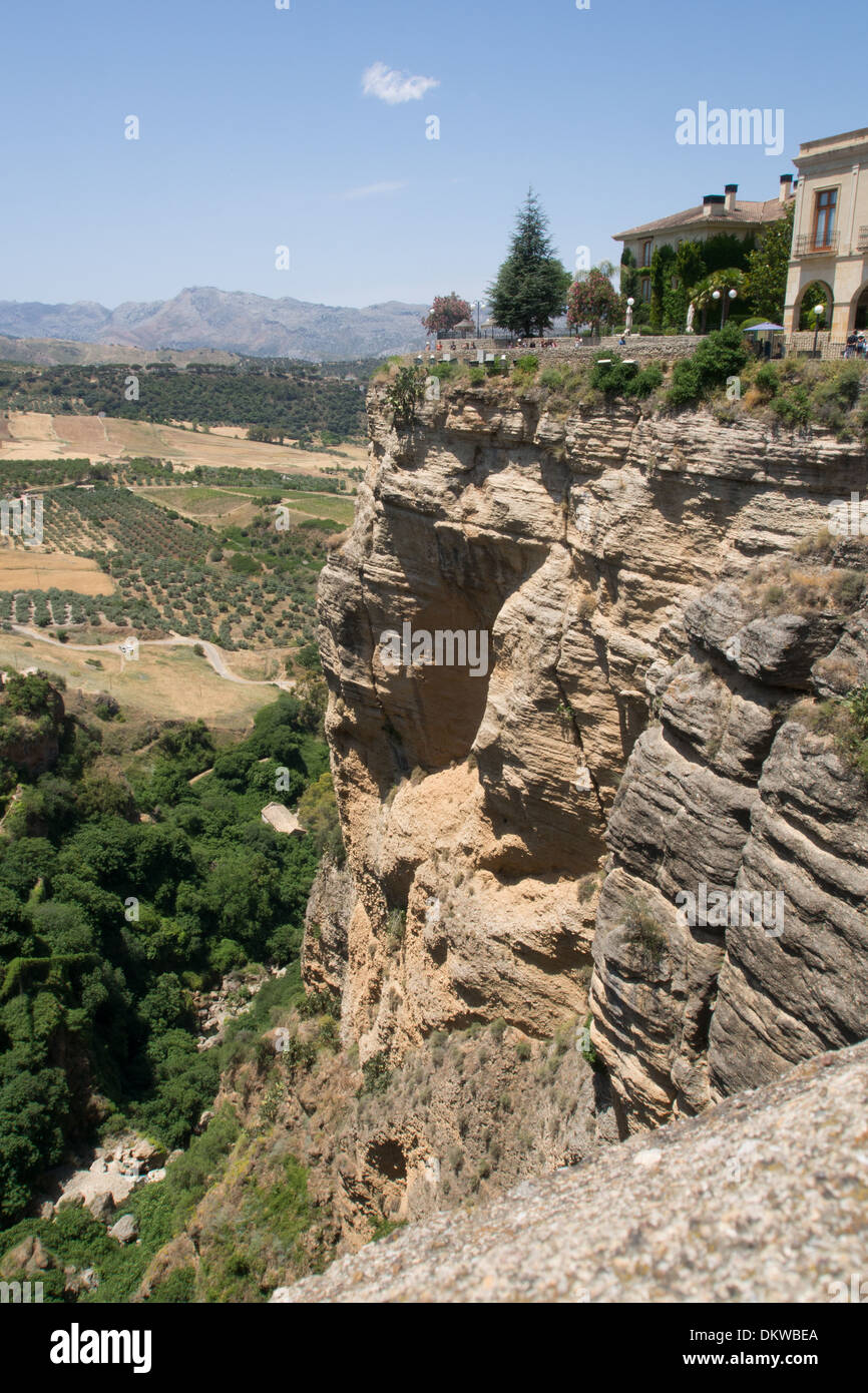 Vista dal XVIII secolo "Puente Nuevo' (Nuovo) bridge spanning El Tajo gorge, Ronda, Andalusia, Spagna Foto Stock