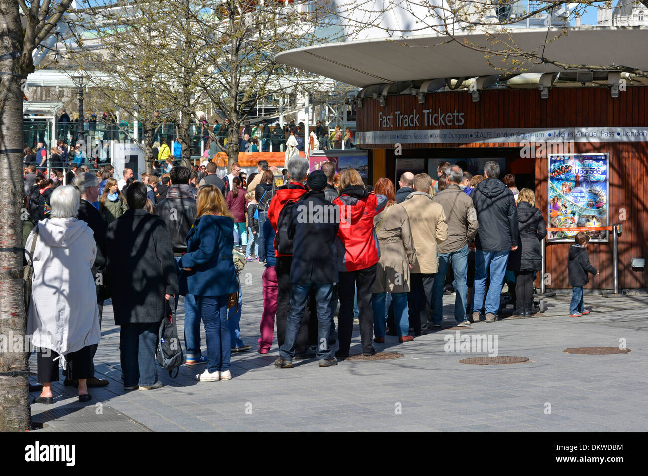 Le persone in fila al fast track ticket booth presso il London Eye Foto  stock - Alamy