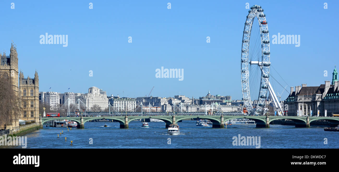 Westminster Bridge e vista del fiume Tamigi dominato dal London Eye ruota panoramica Ferris Foto Stock