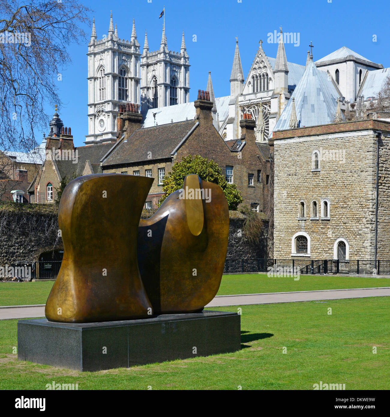 Scultore Henry Moore bronzo moderno astratto arte scultura del bordo della lama in due pezzi in College Green Park Jewel Tower & Westminster Abbey oltre Londra REGNO UNITO Foto Stock