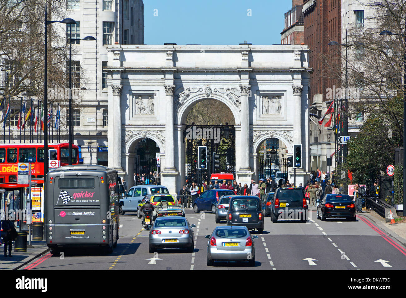 Il traffico su Park Lane avvicinando il Marble Arch rotonda Foto Stock