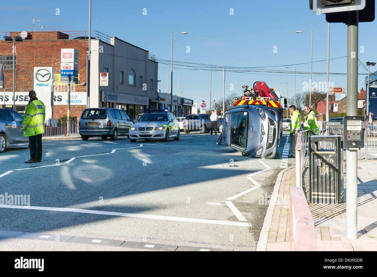 Un incidente di traffico dove la vettura ha colpito le ringhiere e ribaltato. Foto Stock