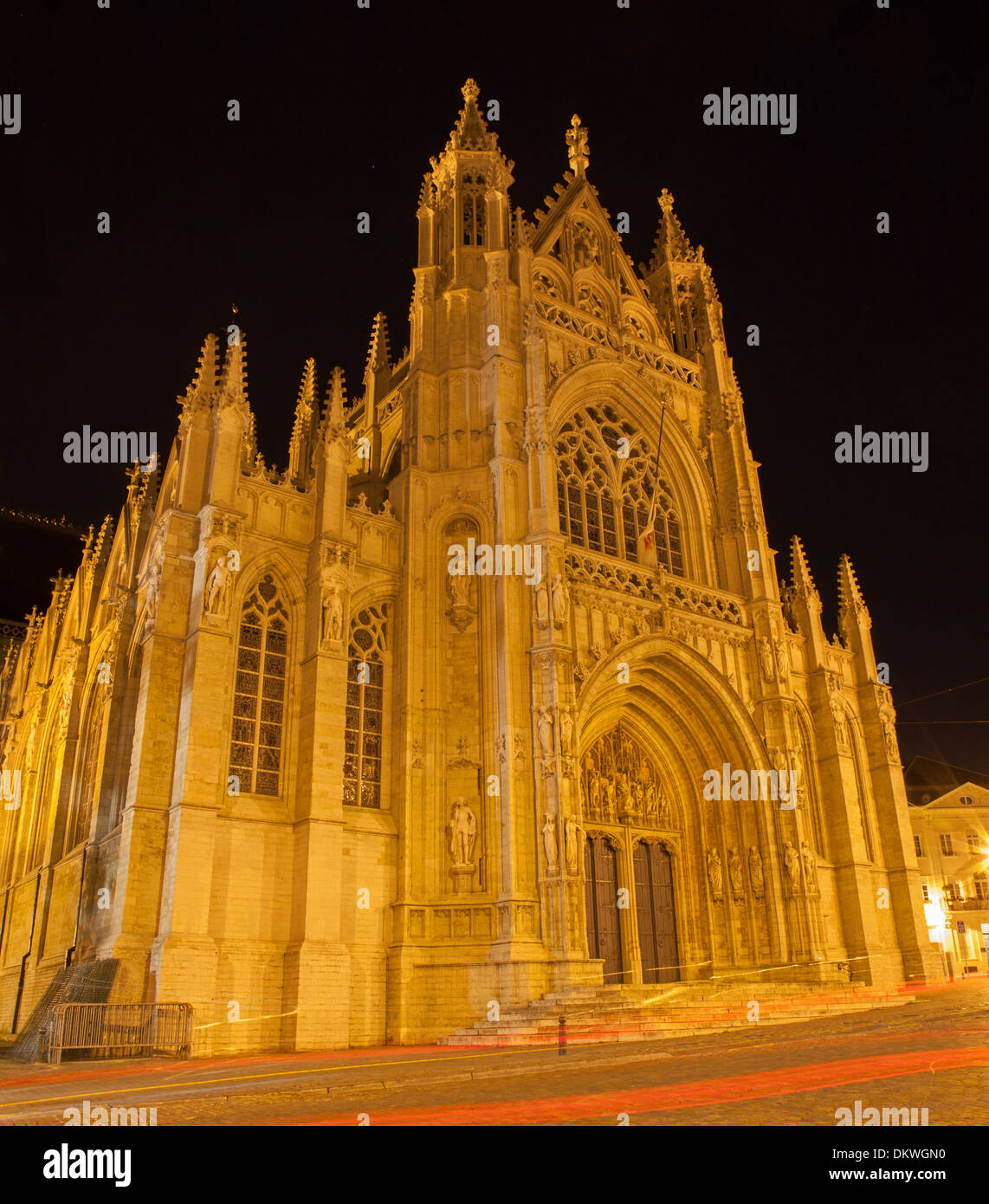 Bruxelles - Notre Dame du Sablon chiesa gotica dal sud di notte Foto Stock