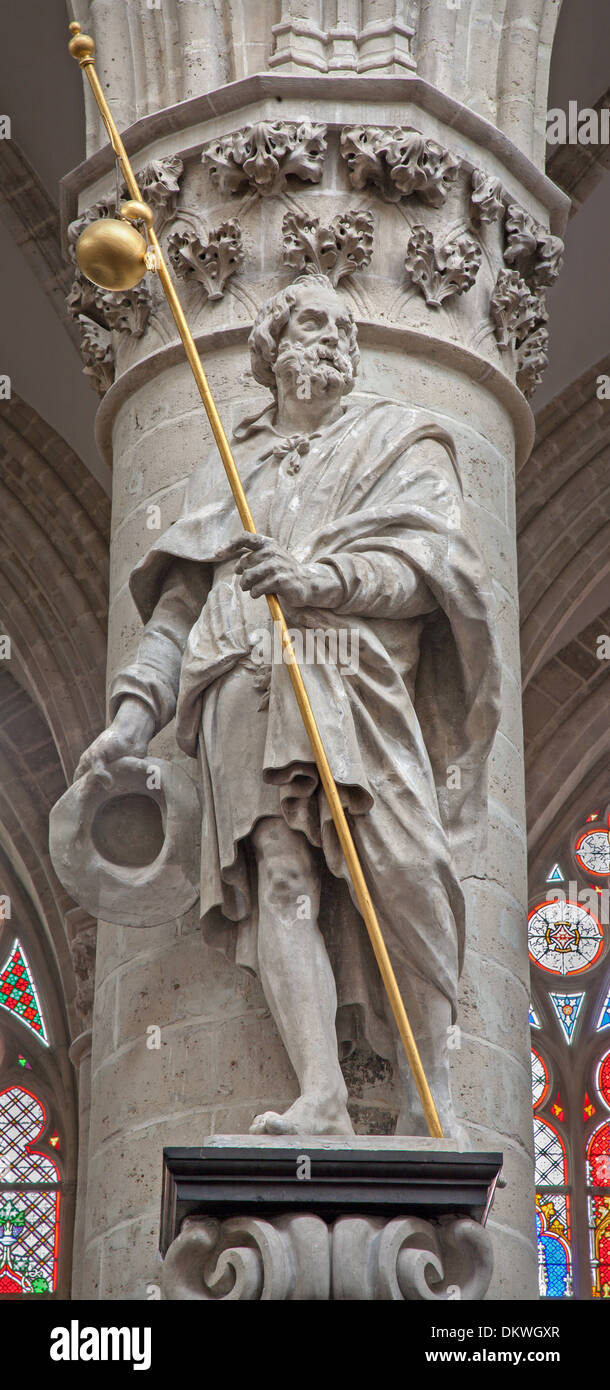Bruxelles - 22 giugno: Statua di st. Giacobbe l'apostolo da Lucas e Faid Herbe in cathadral di st. Michael Foto Stock