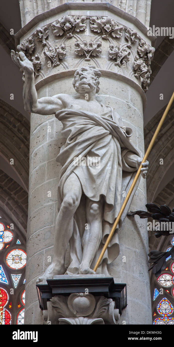 Bruxelles - 22 giugno: Statua di st. Tommaso apostolo da Jeroom Duquesnoy de Jonge nella Cattedrale di st. Michael Foto Stock