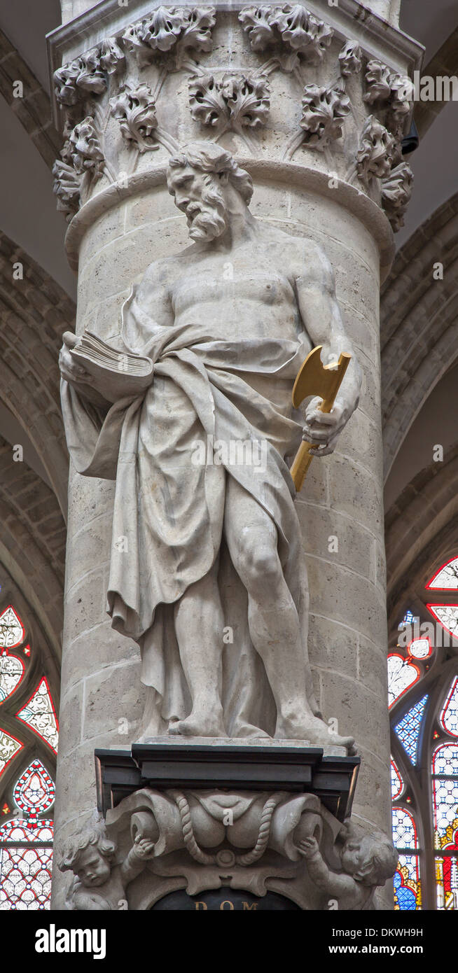 Bruxelles - 22 giugno: Statua di st.Thadeus o Jude l apostolo da Jeroom Duquesnoy de Jonge nella Cattedrale di st. Michael Foto Stock