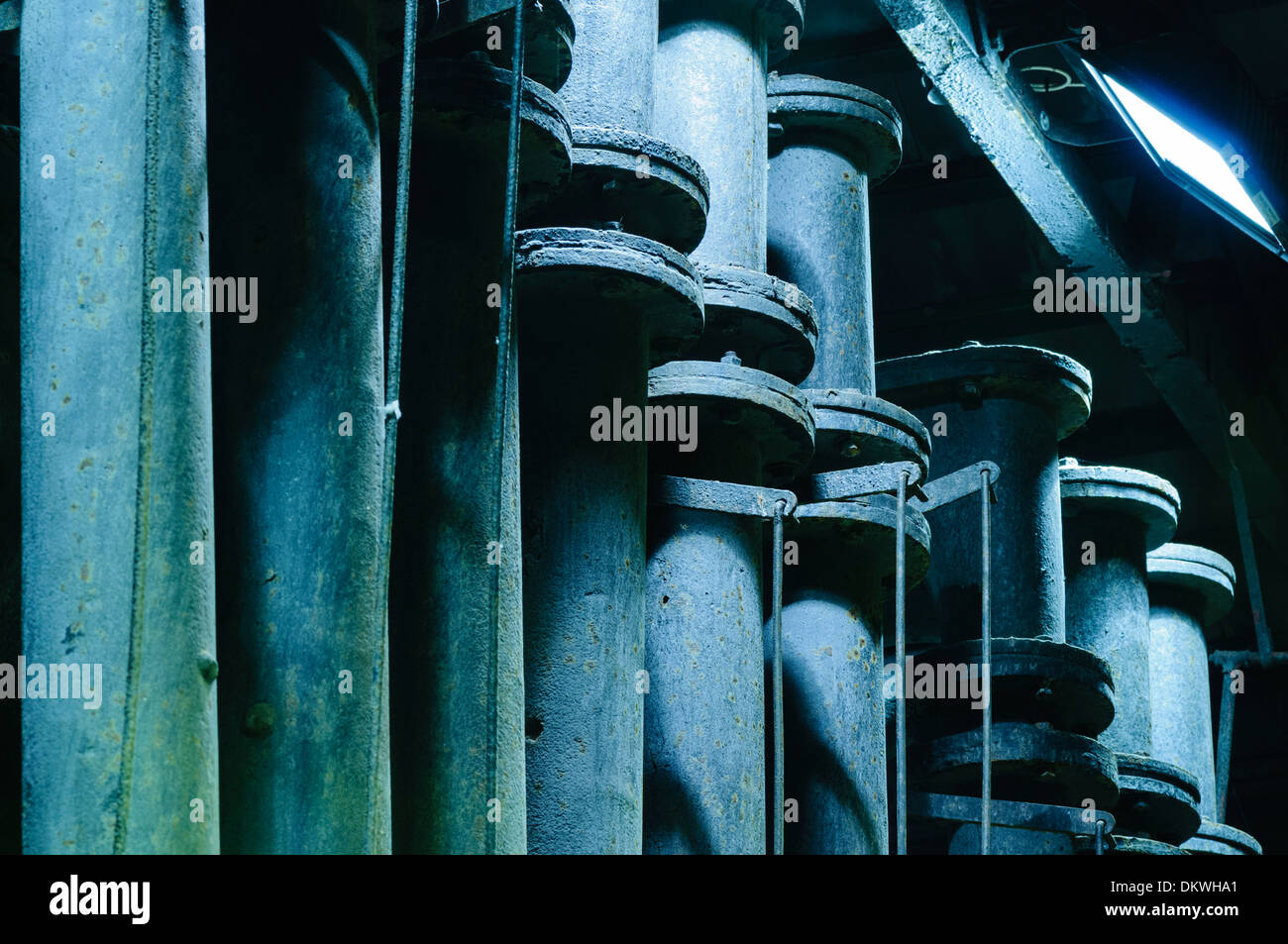 Una serie di ghisa camini in una città in officine di produzione del gas. Foto Stock