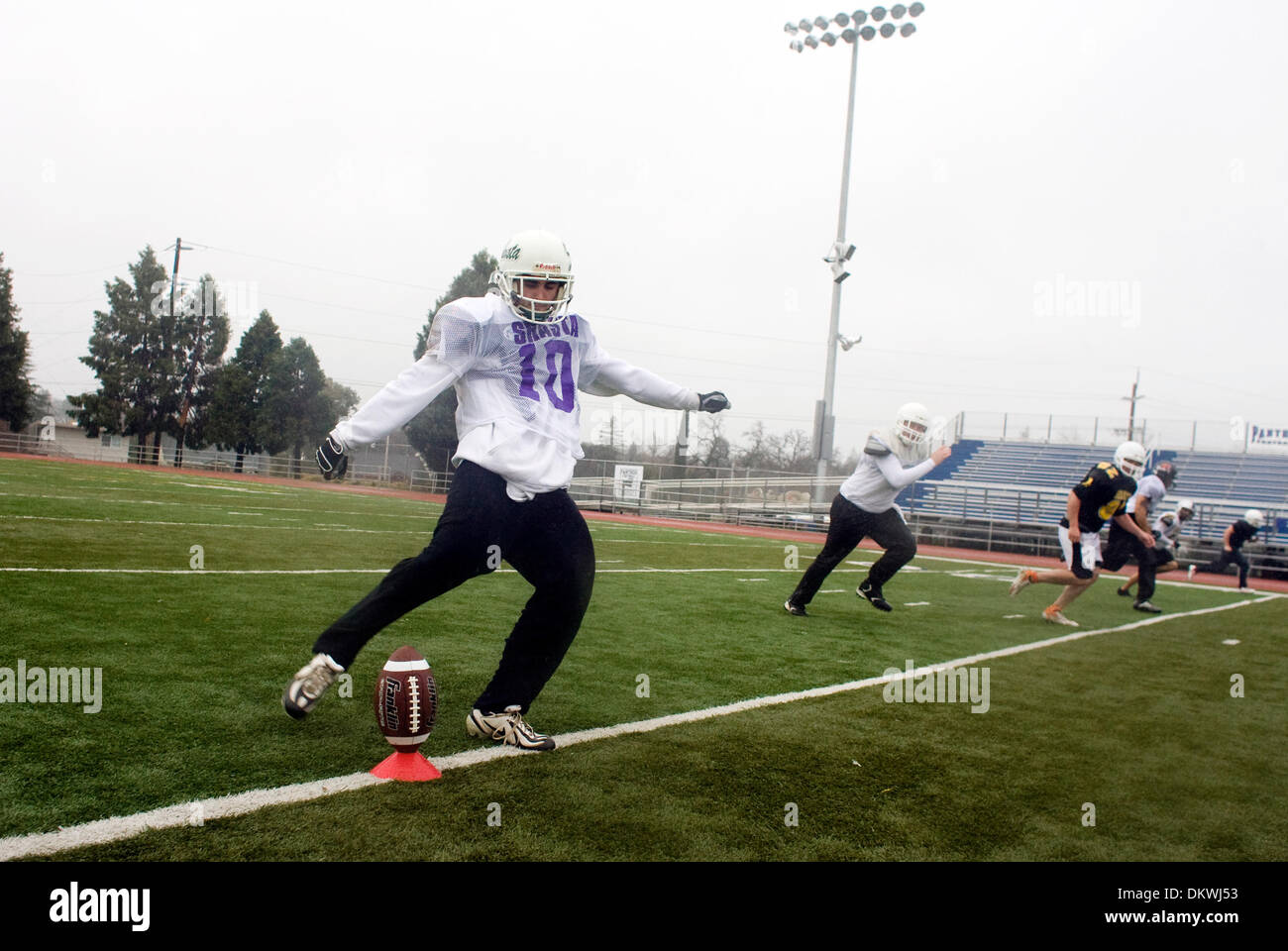 Febbraio 06, 2010 - Redding, California, Stati Uniti d'America - Shasta Longhorns pratica Sabato in U-Prep alta scuola calcio campo .. Nathan Morgan/proiettore Record. (Credito Immagine: © Redding Record/proiettore ZUMApress.com) Foto Stock