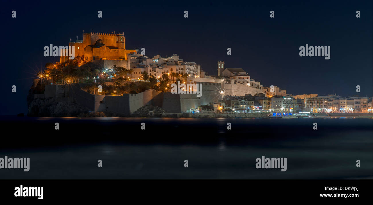 Peñiscola Papa Luna castello posto sulla collina della città vecchia. Castellón, Spagna Foto Stock