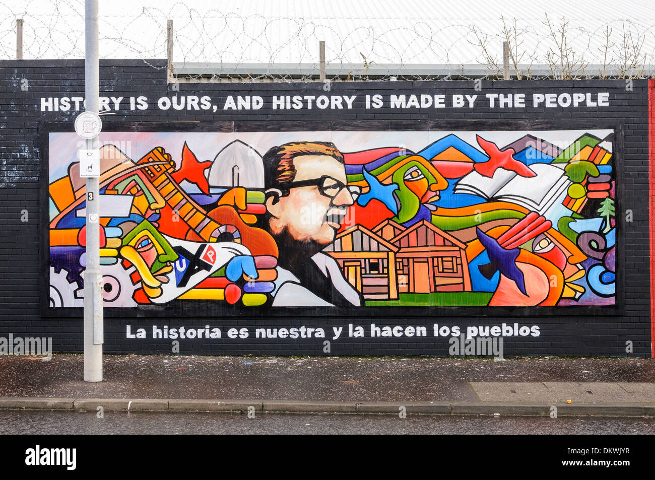 Il murale alla pace internazionale a parete, Belfast mostra il Ultimas palabras (ultime parole) di Salvador Allende Foto Stock