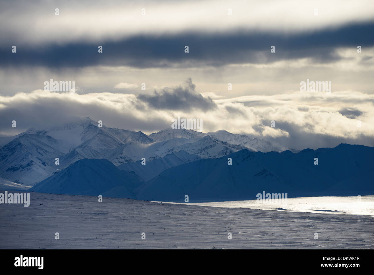 Nuvole e lavori di soffiaggio della neve in Brooks Range montagne Alaska Stati Uniti d'America dall'autostrada Dalton Foto Stock