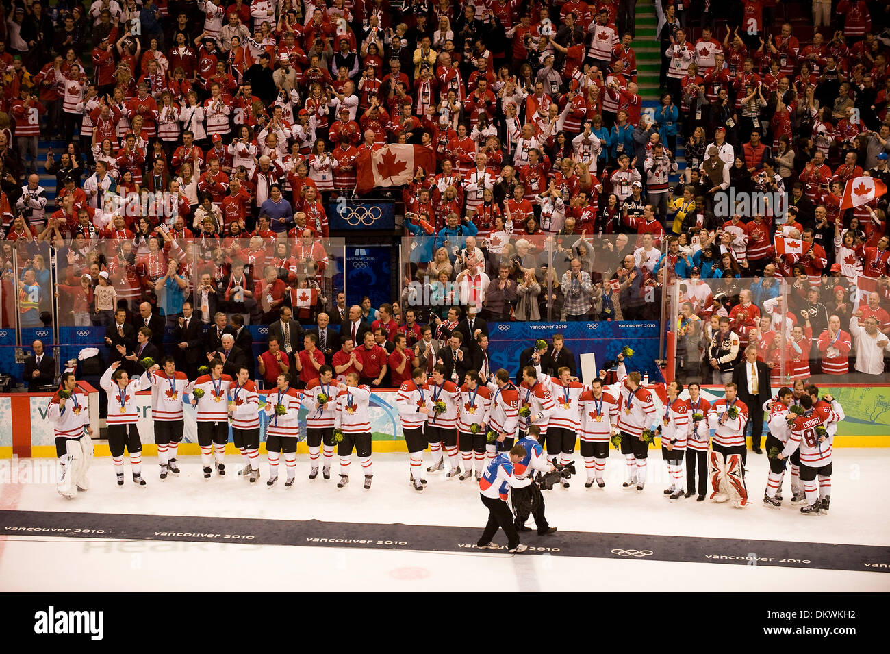 27 febbraio 2010 - Vancouver, British Columbia, Canada - Olimpiadi maschile di hockey - Canada ai membri del team di indossare le loro medaglie di oro sui premi stand negli uomini la medaglia d oro al Hockey Olimpiadi Invernali 2010 il 27 febbraio 2010 a Vancouver, British Columbia. (Credito Immagine: © Paul Kitagaki Jr./ZUMApress.com) Foto Stock