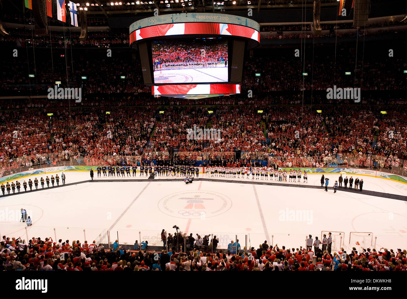 27 febbraio 2010 - Vancouver, British Columbia, Canada - Olimpiadi maschile di hockey - medaglia d'argento USA, sinistra e medaglia d'oro vincitori Canada attendere la medaglia di stand per le loro medaglie negli uomini la medaglia d oro al Hockey Olimpiadi Invernali 2010 il 27 febbraio 2010 a Vancouver, British Columbia. (Credito Immagine: © Paul Kitagaki Jr./ZUMApress.com) Foto Stock