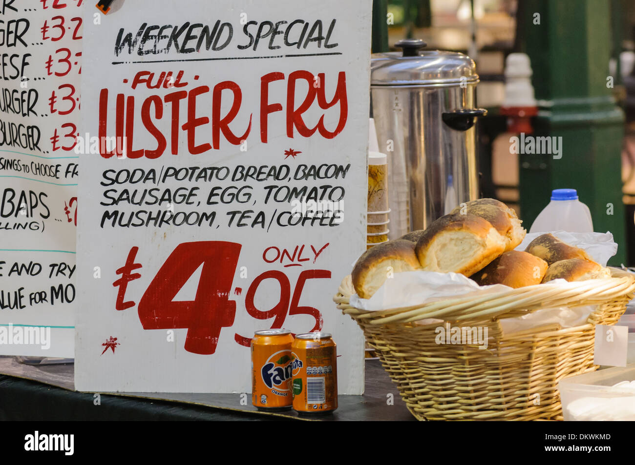 Segno ad un cafe pubblicità un 'Ulster Fry', un attacco cardiaco indurre la colazione che include la soda e il pane di patate. Foto Stock