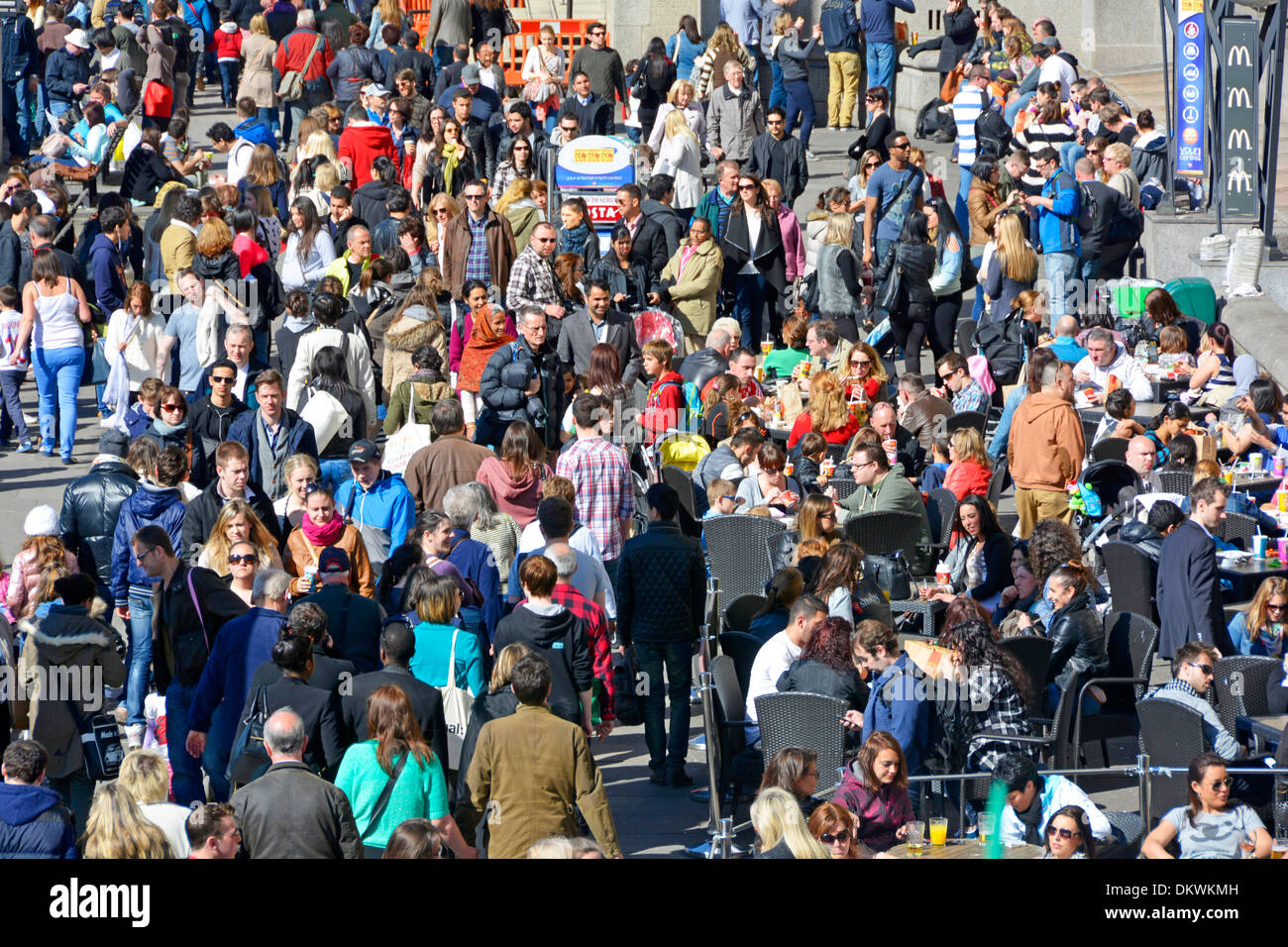 Folle di persone veduta aerea di gruppi adulti famiglie bambini turisti che mangiano pasti fuori dal McDonalds South Bank vecchio edificio della County Hall Londra Regno Unito Foto Stock