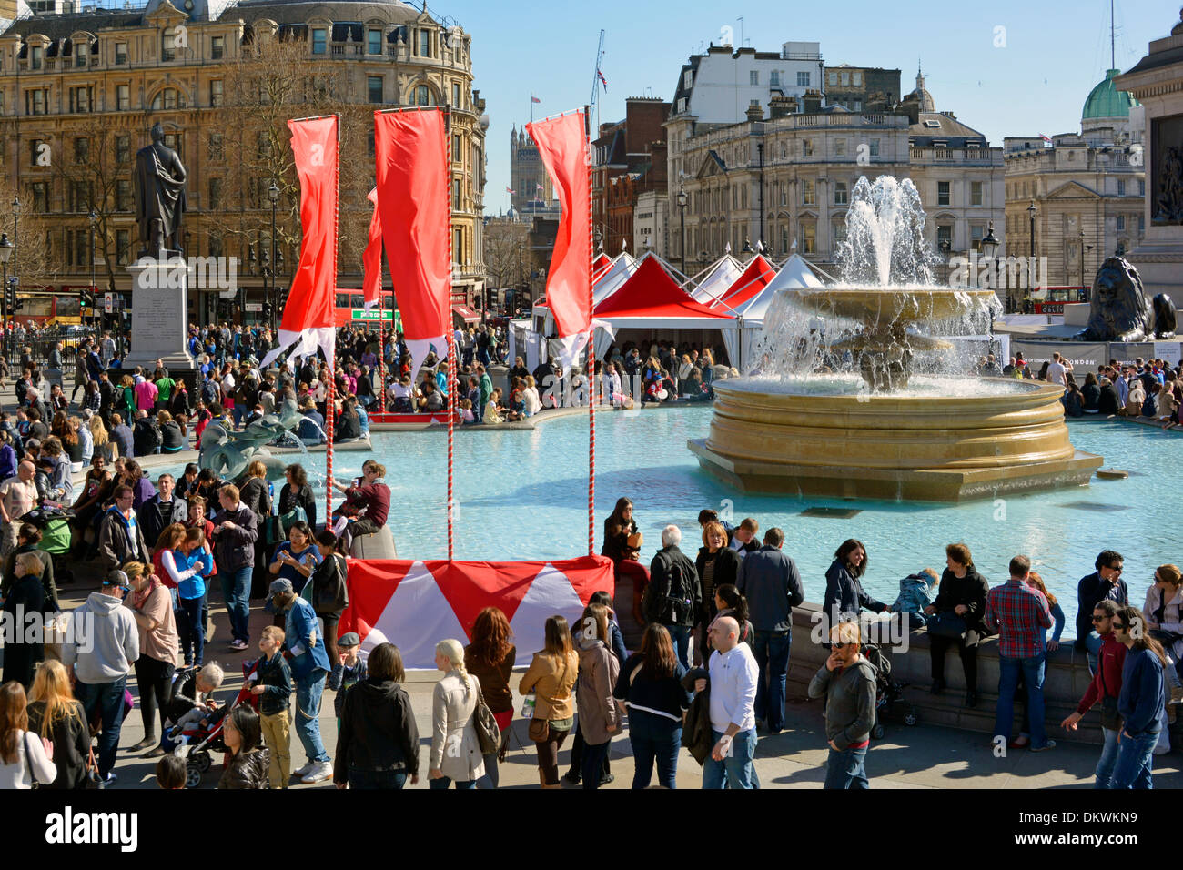 Sindaco di Londra festa soleggiata di San Giorgio giorno evento e celebrazioni folla gente sole primavera giorno Trafalgar Square fontana Londra Inghilterra Regno Unito Foto Stock