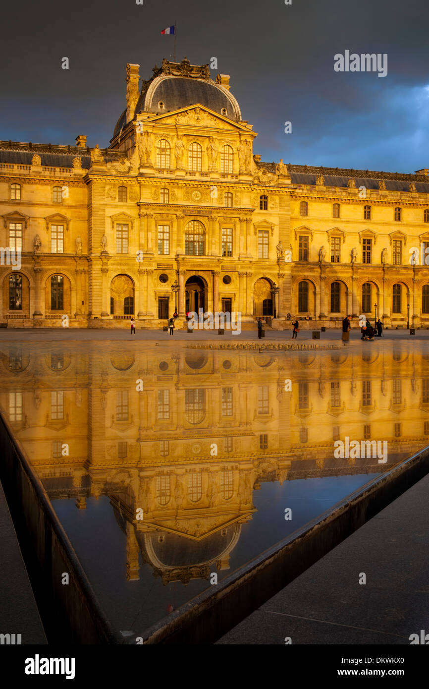 Impostazione della luce solare e riflessioni a Musse du Louvre, Parigi Francia Foto Stock