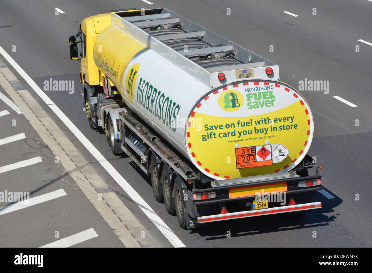 Hazchem Hazardous Chemicals and Dangerous Goods cartello informativo e pubblicità sul retro della petroliera Morrisons sull'autostrada M25 Essex Inghilterra UK Foto Stock