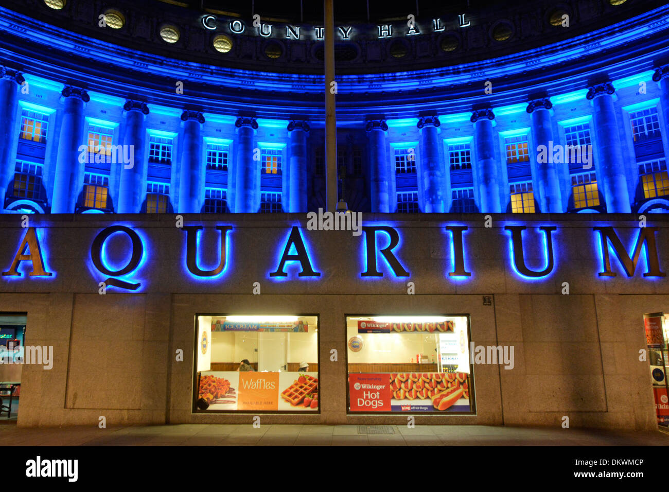 County Hall e per il London Aquarium con illuminazione blu Foto Stock