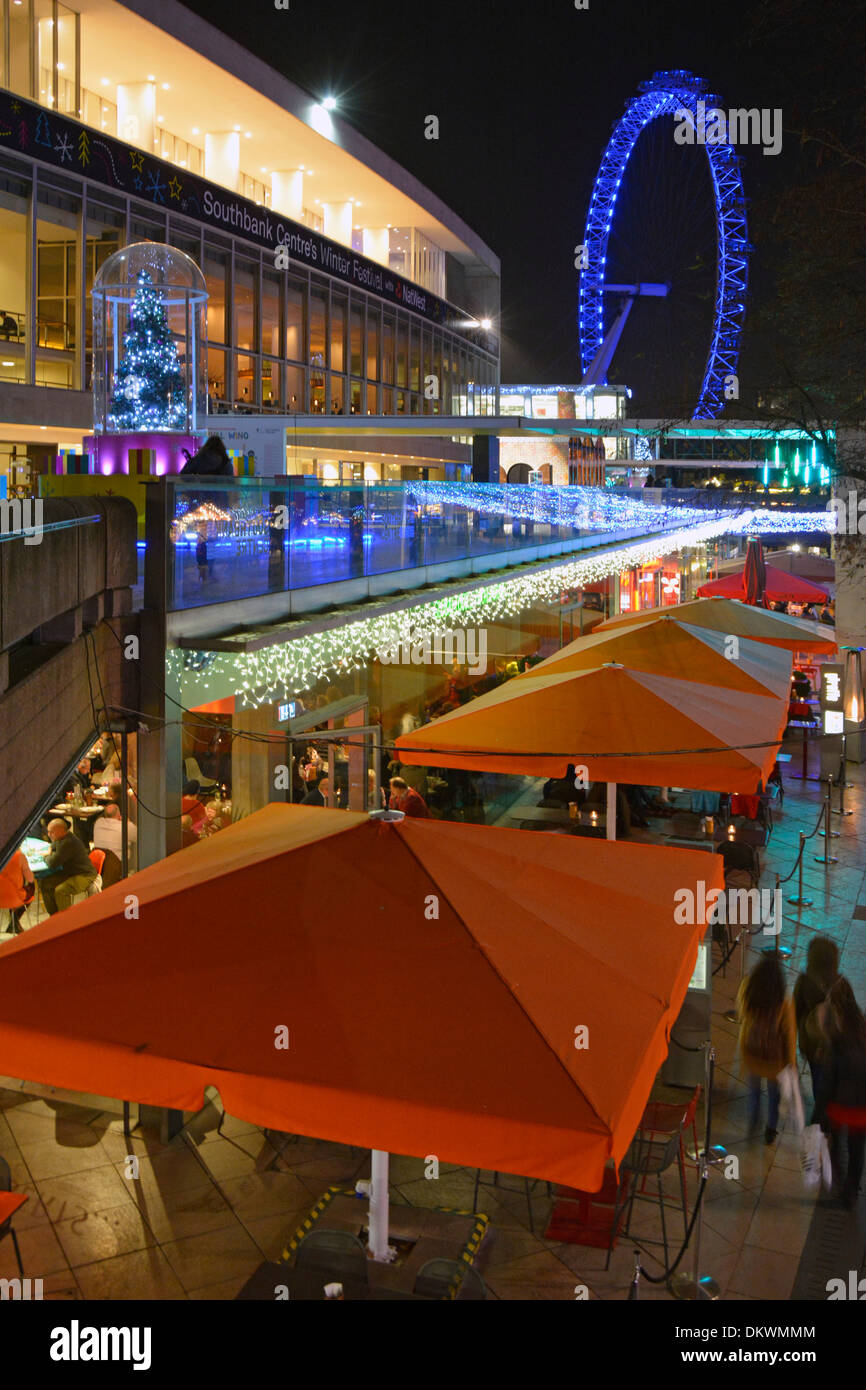 Le decorazioni di Natale presso il centro di Southbank Royal Festival Hall illuminata con occhio di Londra al di là dell'Inghilterra, Regno Unito Foto Stock