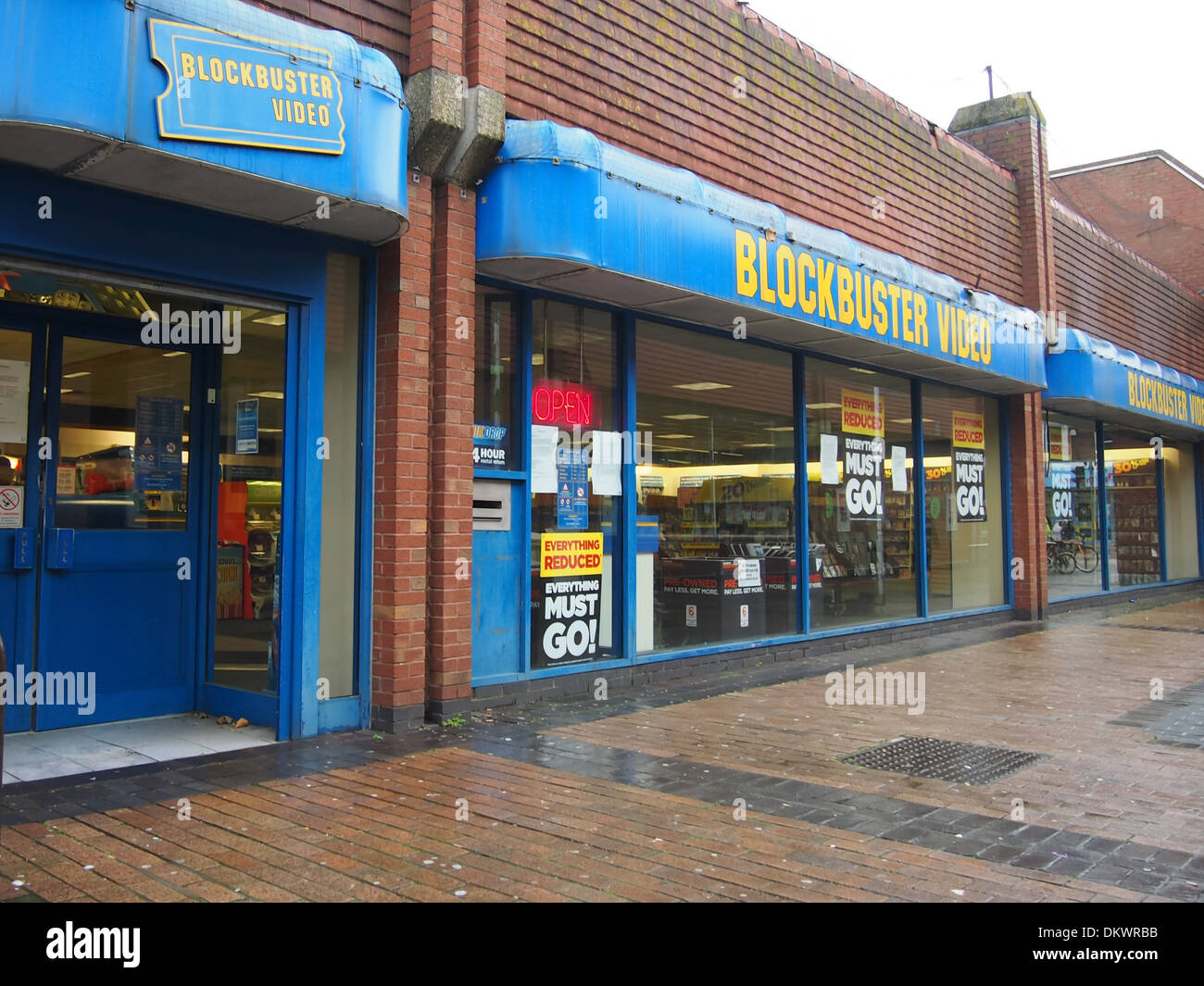 Un high street Blockbuster video store Foto Stock