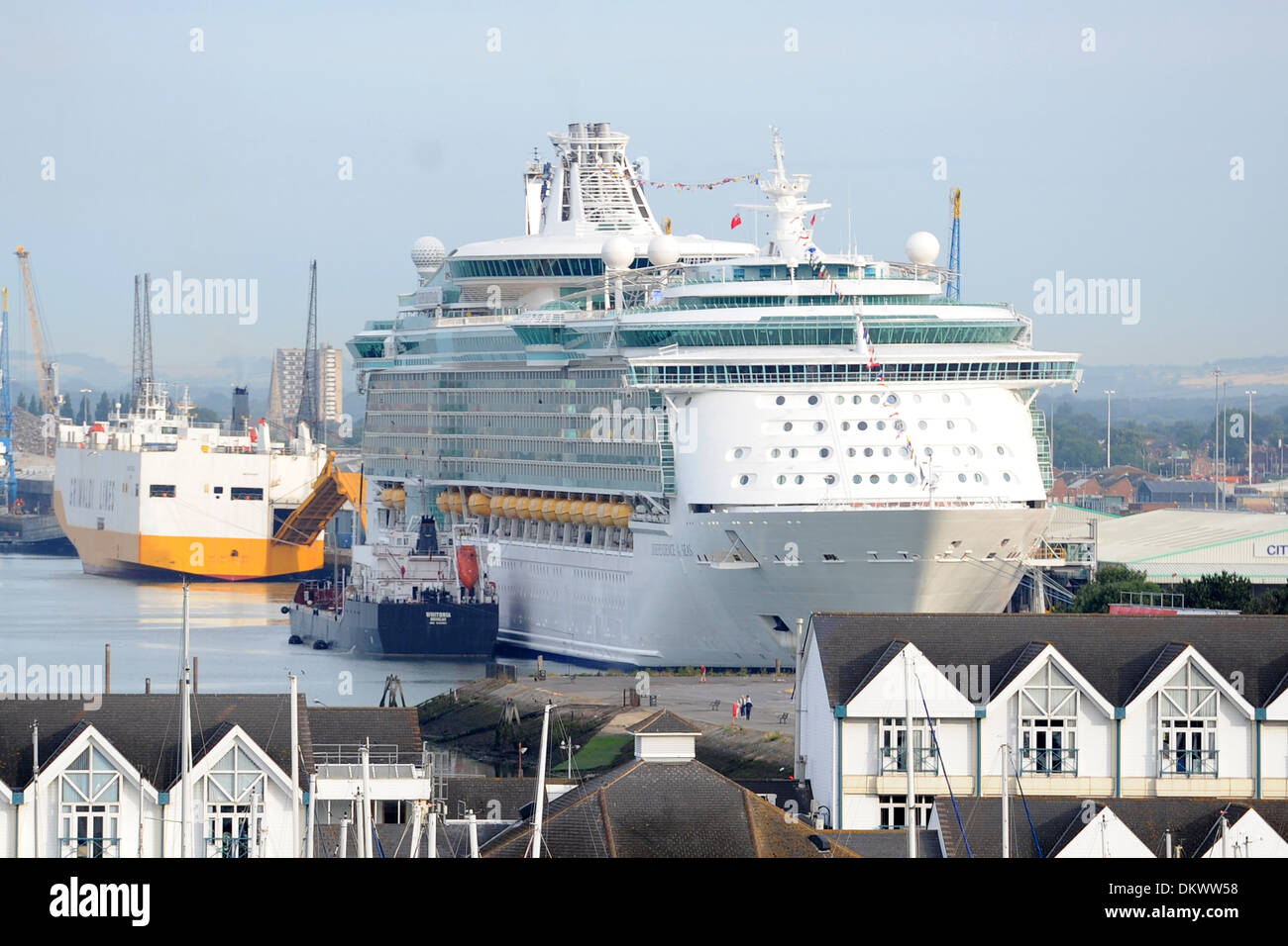 Royal Caribbean International per l'indipendenza dei mari nave da crociera al Porto di Southampton. Foto Stock