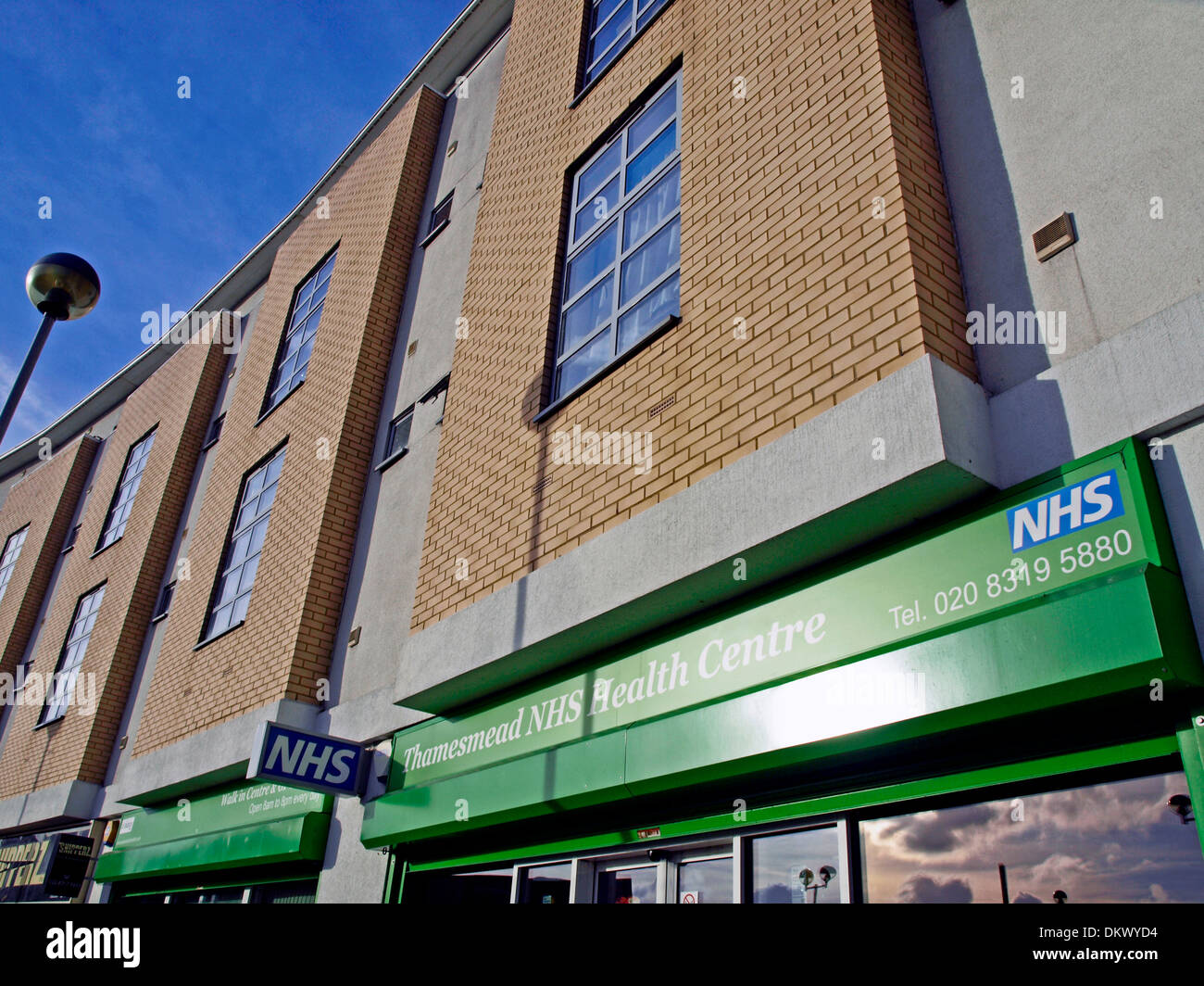NHS a piedi in centro & GP Chirurgia, Thamesmead, London, England, Regno Unito Foto Stock