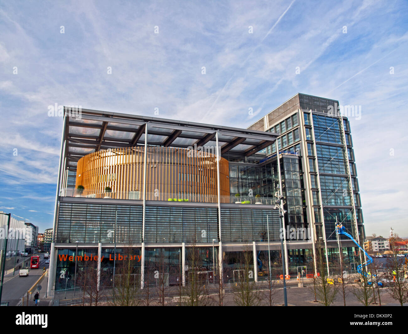 Vista del Wembley biblioteca presso il Brent Civic Center, Wembley, London Borough of Brent, England, Regno Unito Foto Stock