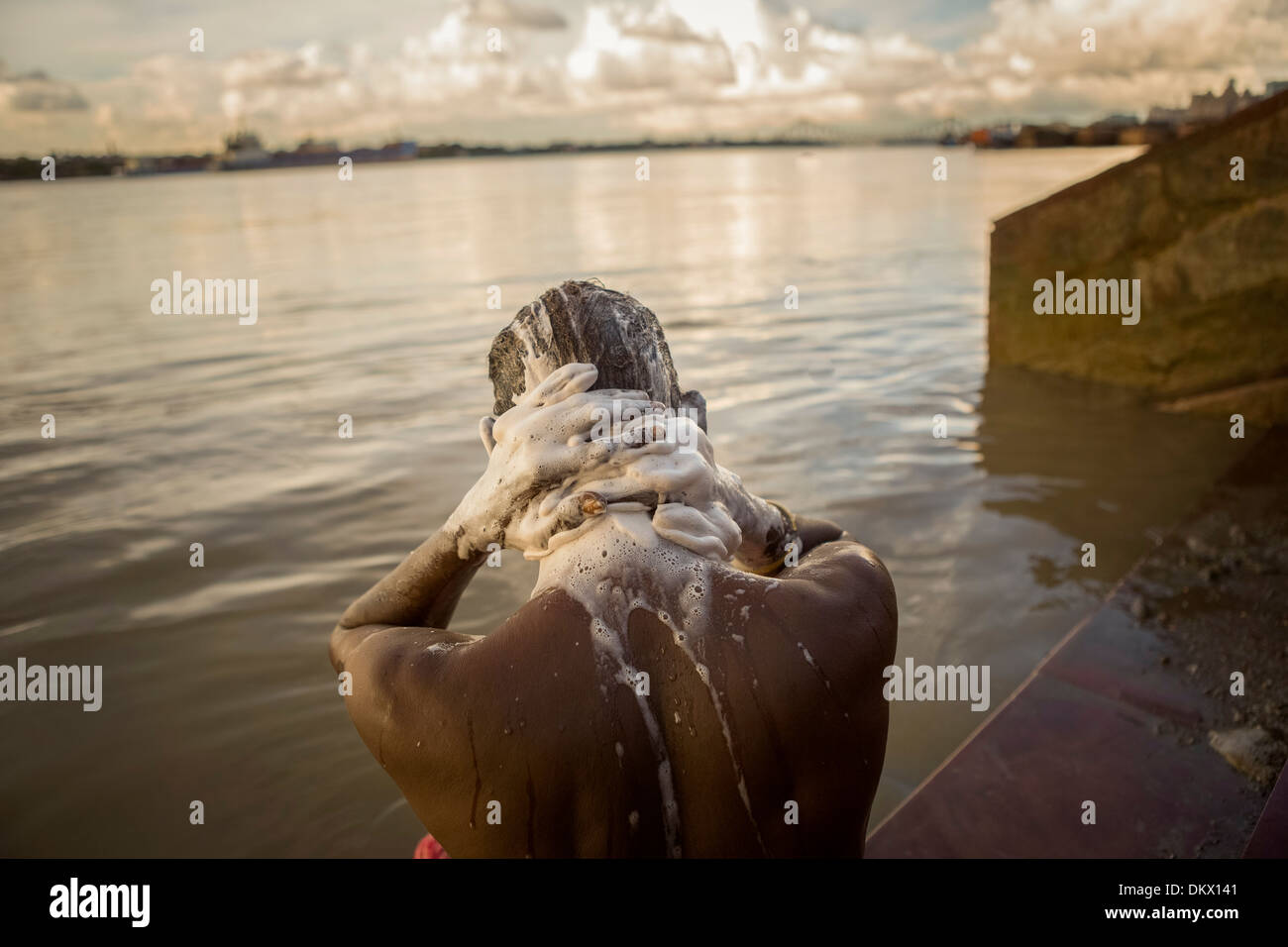 L'uomo la balneazione lungo il Fiume Hooghly - Calcutta (Kolkata), India. Foto Stock