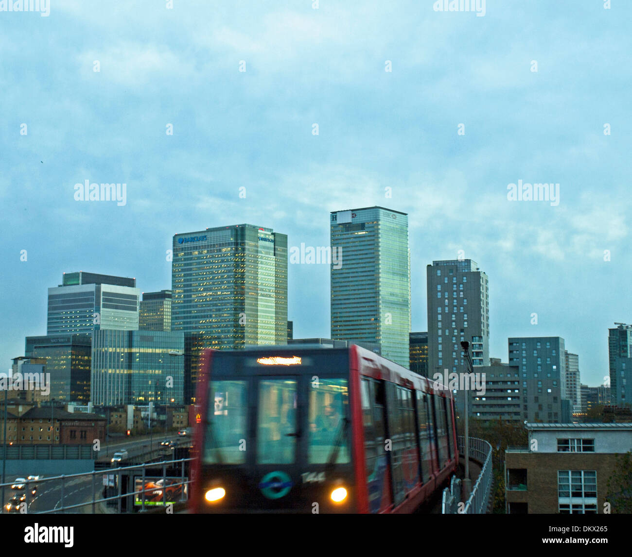 Vista del Canary Wharf skysrapers mostra treni DLR, London, England, Regno Unito Foto Stock