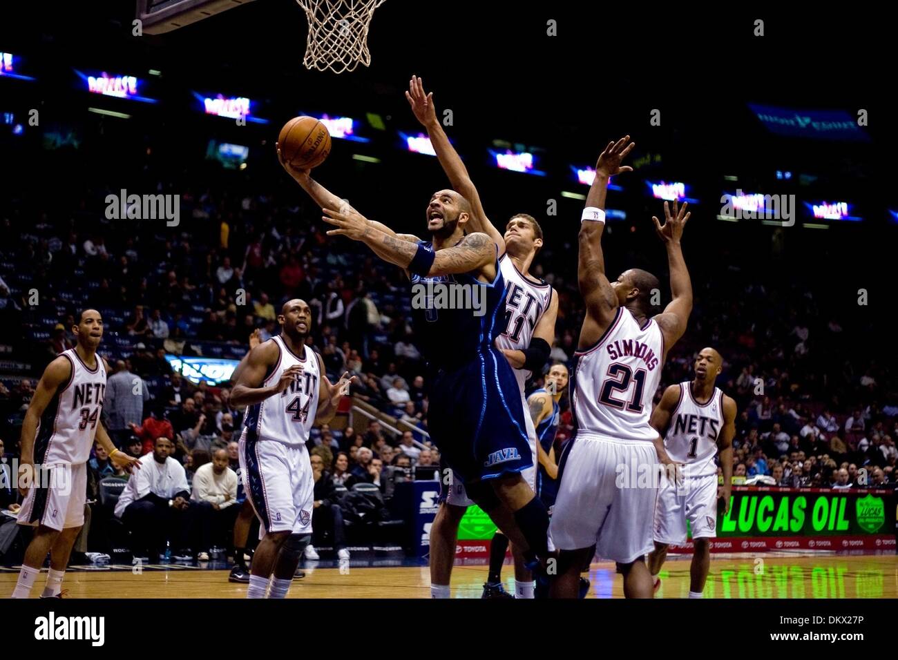 Dic 17, 2009 - East Rutherford, New York, Stati Uniti d'America - al di fuori del primo trimestre in cui essi sono stati outscored dal Jazz 26-24, un generale scarso sforzo da parte delle reti (2-24) stasera come fanno cadere il loro quinto diritta, cadendo a Utah (15-10) 108-92 all'Izod Center.Le reti ha iniziato le riprese di gioco 67 percento dal campo nel primo trimestre, ma shot 43,2 per cento nel complesso, compresi 2-1 Foto Stock